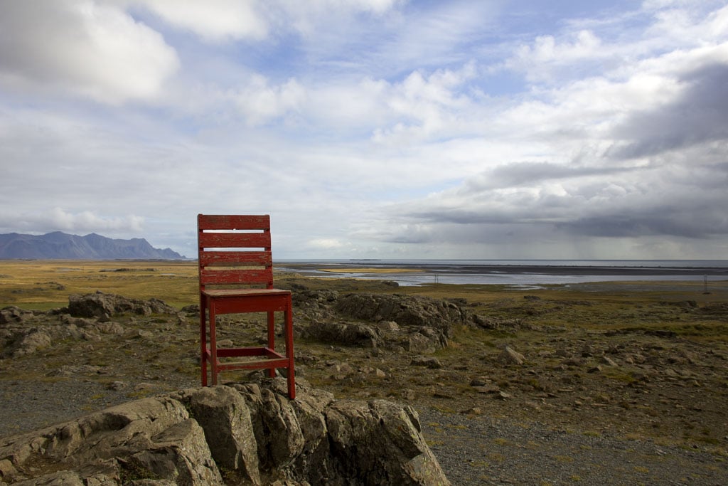 La silla roja encima de una piedra - Islandia